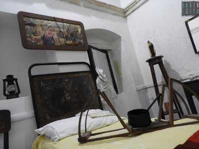 Nel museo uno di questi materassi � inserito all�interno della ricostruzione di una vecchia camera da letto di una classica famiglia contadina. � visibile anche lo scaldaletto che serviva a riscaldarlo: una sorta di pentola con dentro del carbone appoggiata su una base